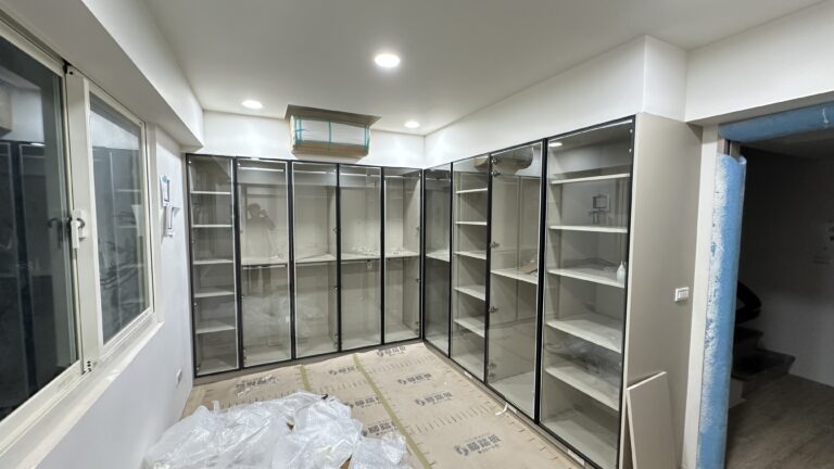 玻璃門衣物展示間、滿牆收納櫃L3069+L8079