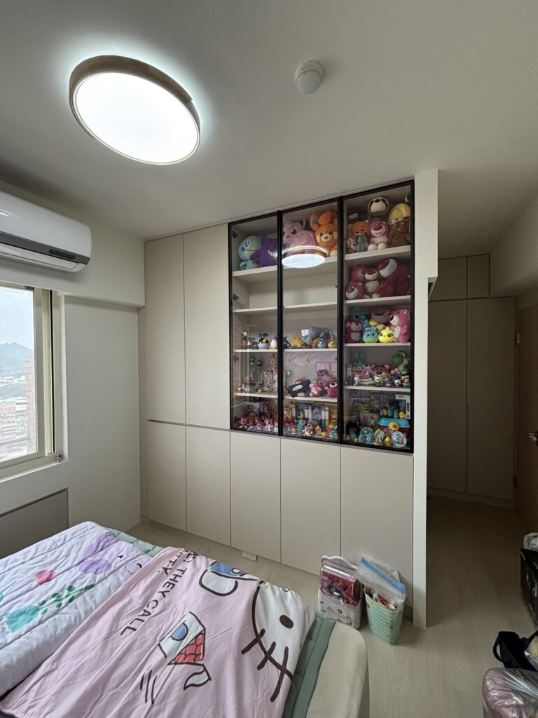 滿牆收納櫃、玻璃展示櫃L1102